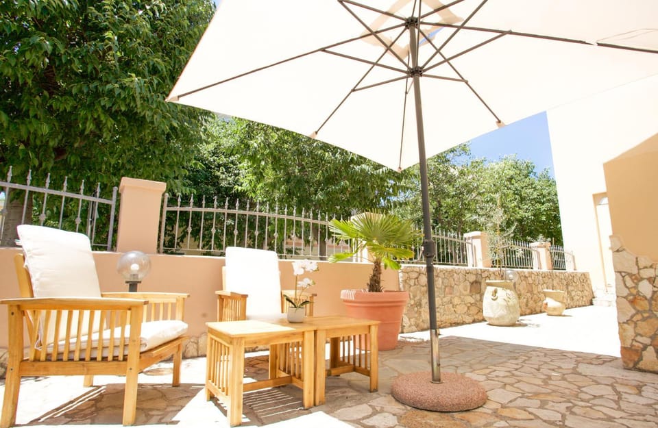 Property building, Patio, Garden, Balcony/Terrace, Garden view