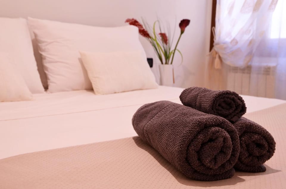 Bed, Decorative detail, Bedroom, towels