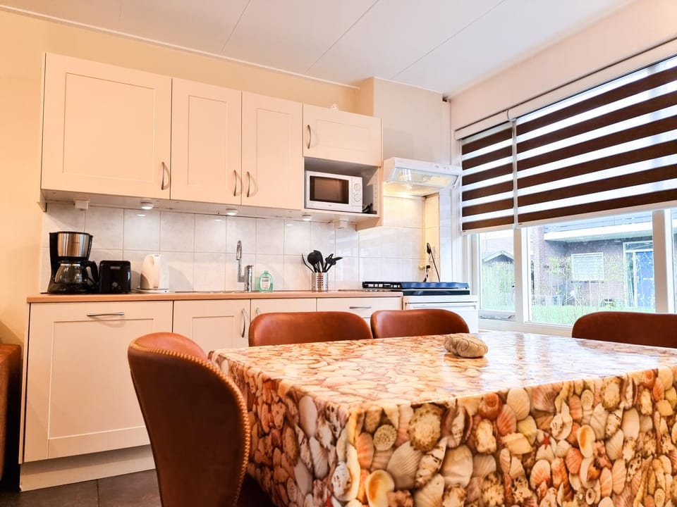 Kitchen or kitchenette, Dining area, stove