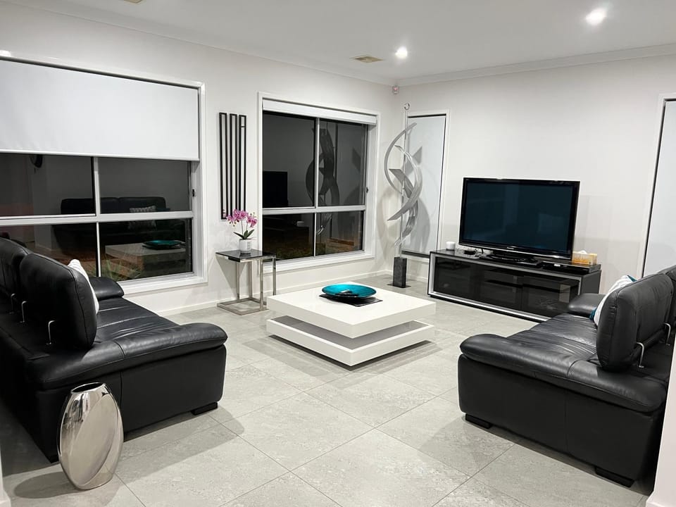 Communal lounge/ TV room, TV and multimedia, Living room, Seating area, Evening entertainment