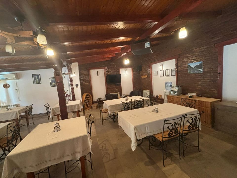 Restaurant/places to eat, Banquet/Function facilities, Seating area