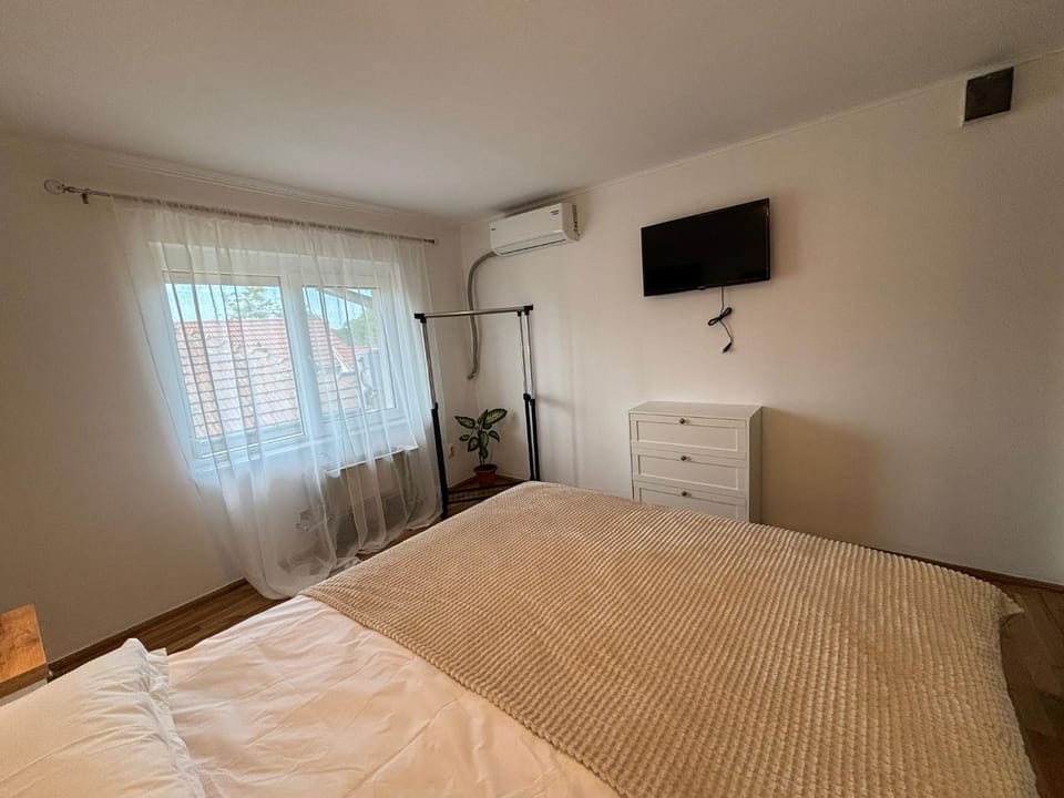 Bed, TV and multimedia, Photo of the whole room, Bedroom, air conditioner