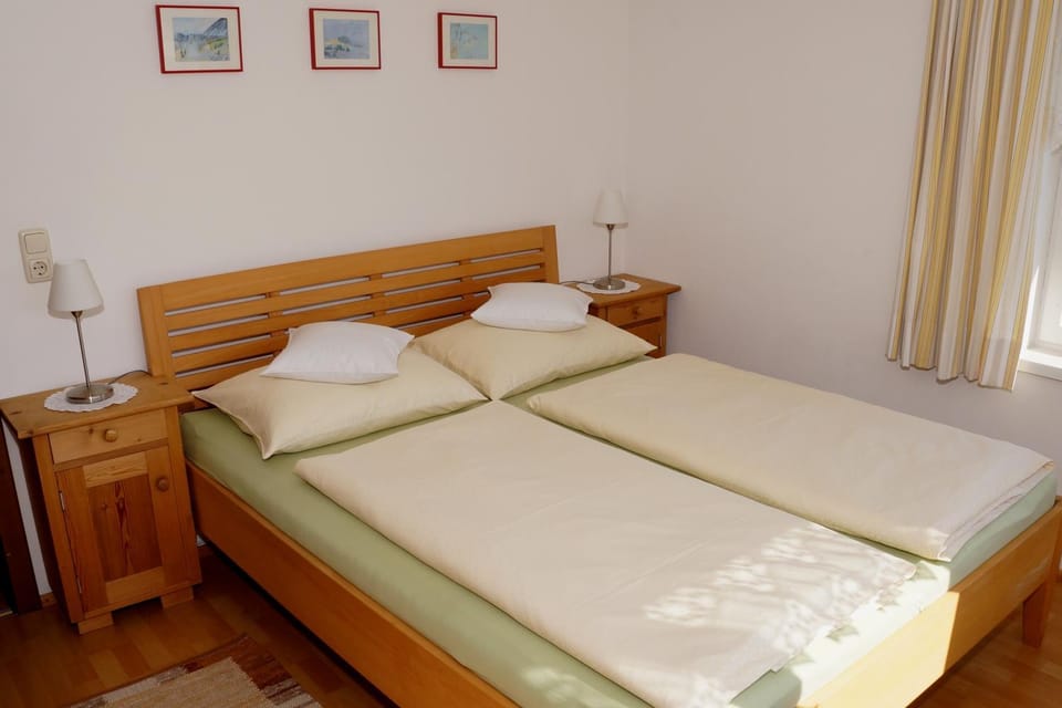 Photo of the whole room, Decorative detail