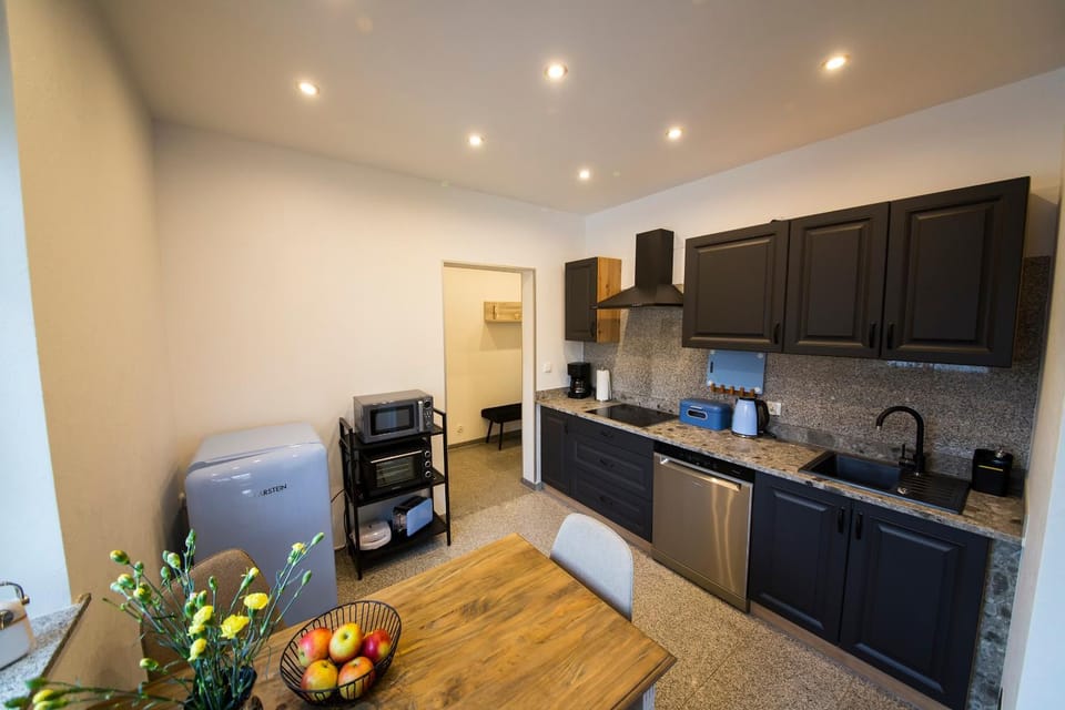 Coffee/tea facilities, Kitchen or kitchenette, oven, stove, kitchen