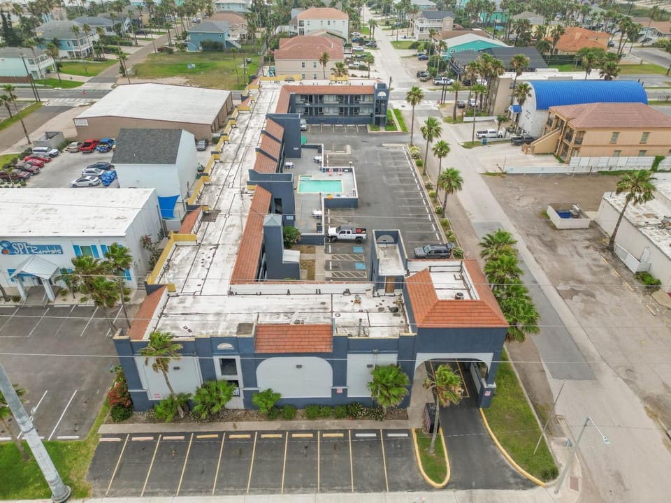 Property building, Day, Neighbourhood, Bird's eye view, City view, Street view, Parking