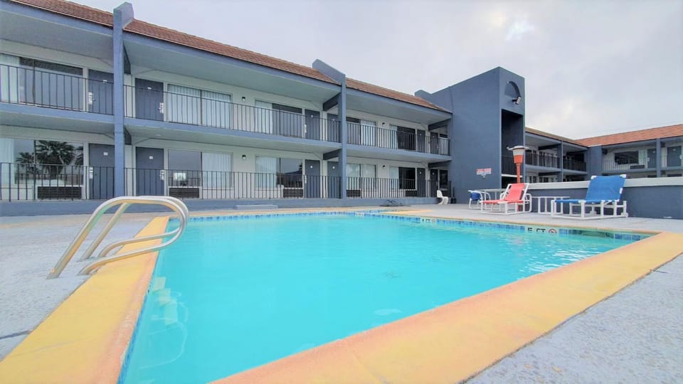 Property building, Patio, Day, Pool view, Swimming pool, sunbed
