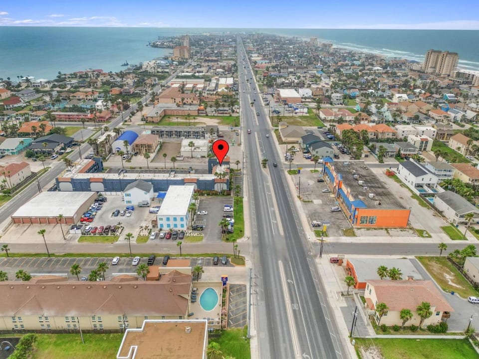 Property building, Day, Neighbourhood, Natural landscape, Bird's eye view, City view, Sea view, Street view