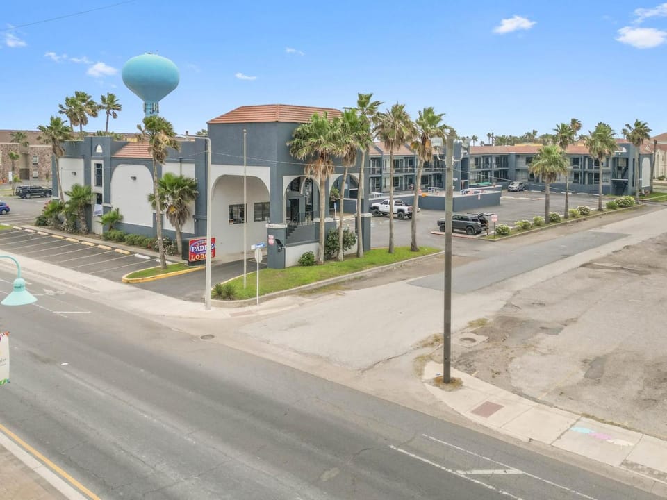 Property building, Day, Neighbourhood, City view, Street view, Location, Parking