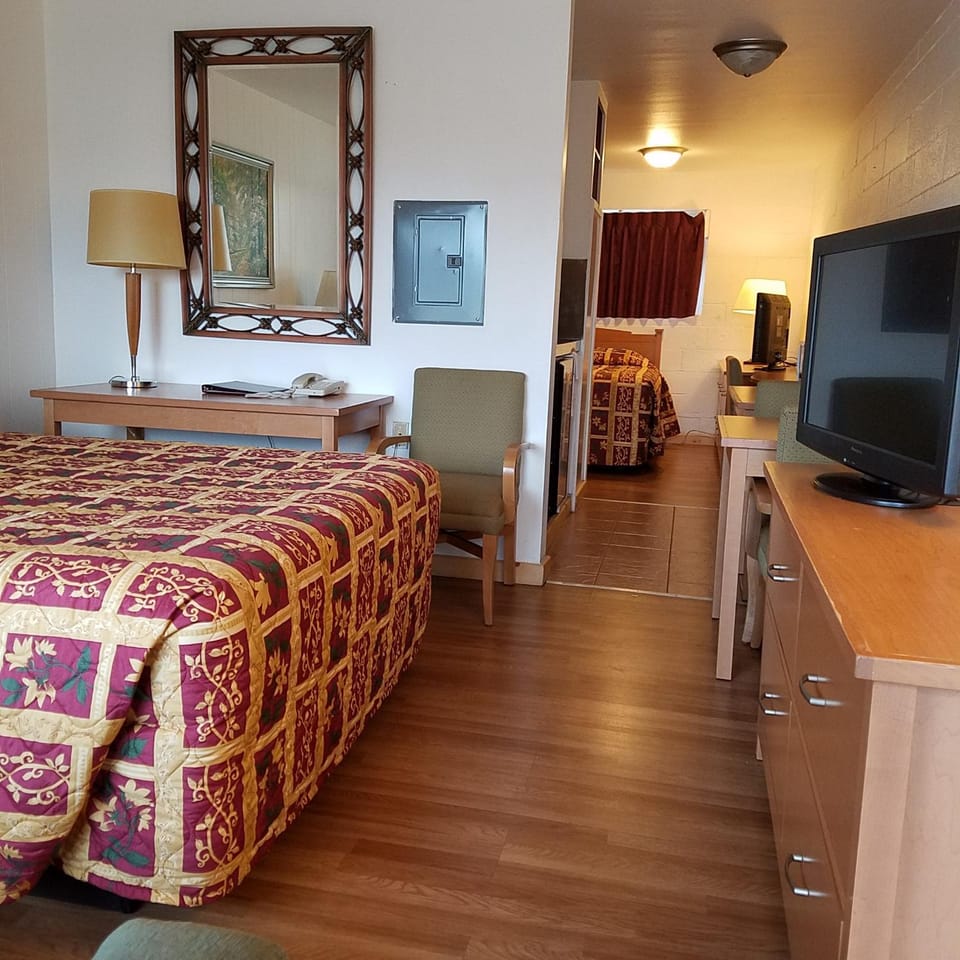 Photo of the whole room, Bedroom