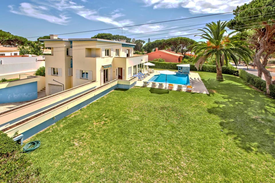 Large private pool viilla, close to amenites, free air conditioning and wifi Villa in Quarteira