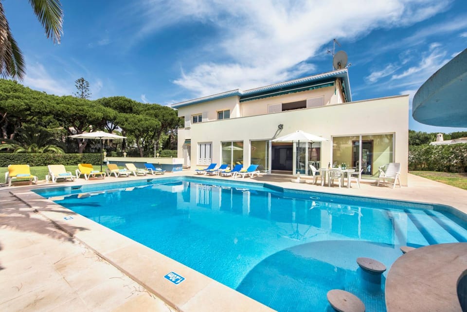 Large private pool viilla, close to amenites, free air conditioning and wifi Villa in Quarteira