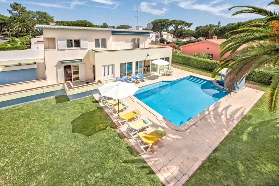 Large private pool viilla, close to amenites, free air conditioning and wifi Villa in Quarteira