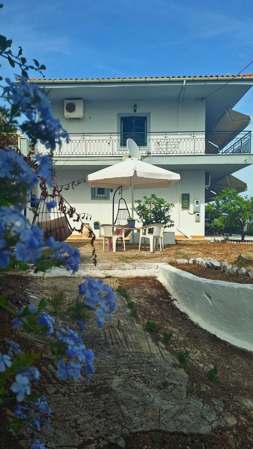 Property building, Patio, Day, Garden, Balcony/Terrace, Garden view
