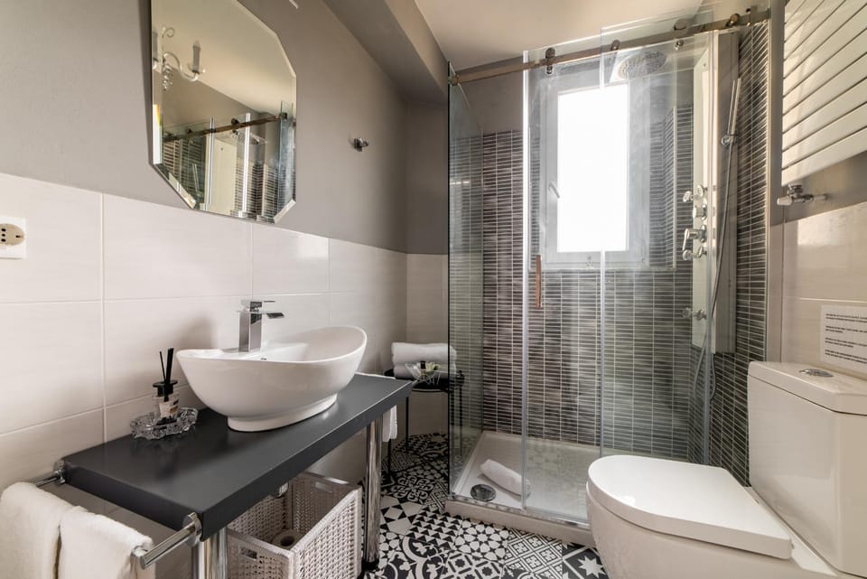 Shower, Toilet, Bathroom, bidet, towels