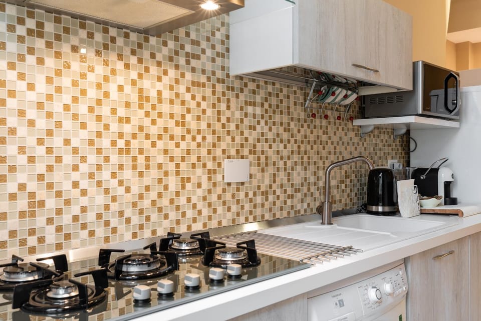 Coffee/tea facilities, Kitchen or kitchenette, stove, toaster