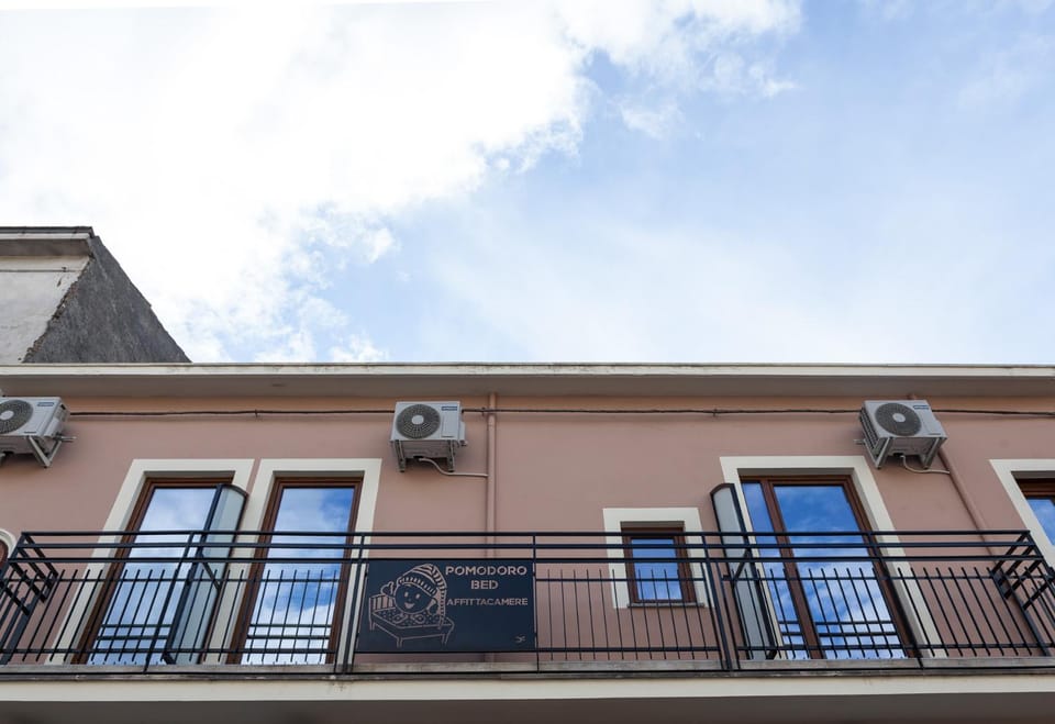 Property building, Facade/entrance, Property logo or sign, Neighbourhood, Bird's eye view, Balcony/Terrace, On site, City view, Landmark view, Street view