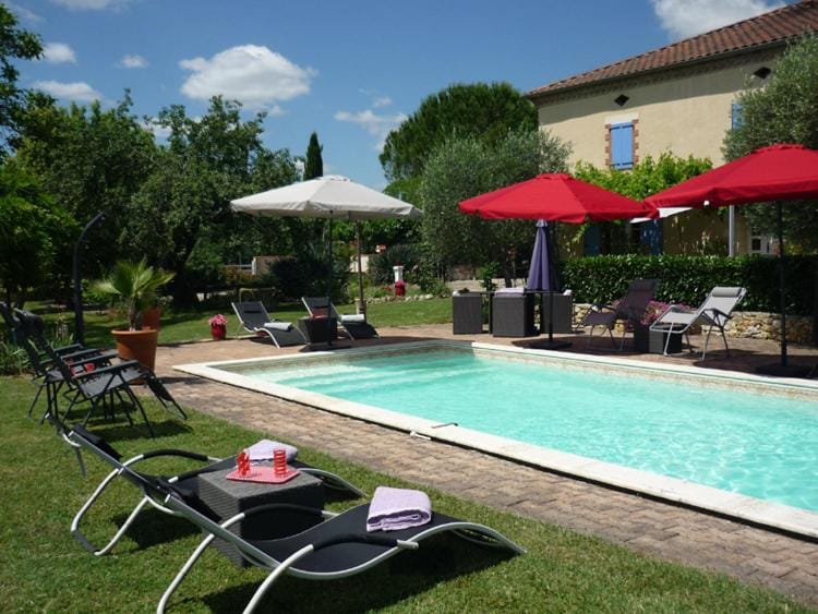 Swimming pool, sunbed