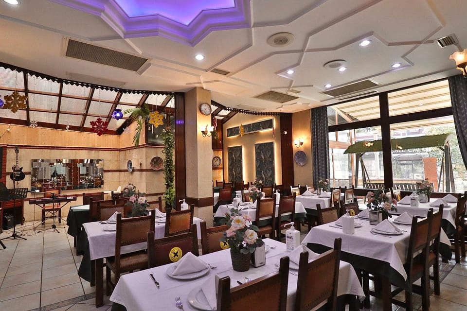 Restaurant/places to eat, People, Living room, Food and drinks, Banquet/Function facilities, Seating area, Food, Buffet breakfast, group of guests