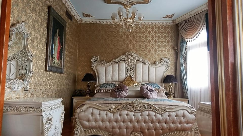 Bed, Living room, Photo of the whole room, Seating area, Bedroom