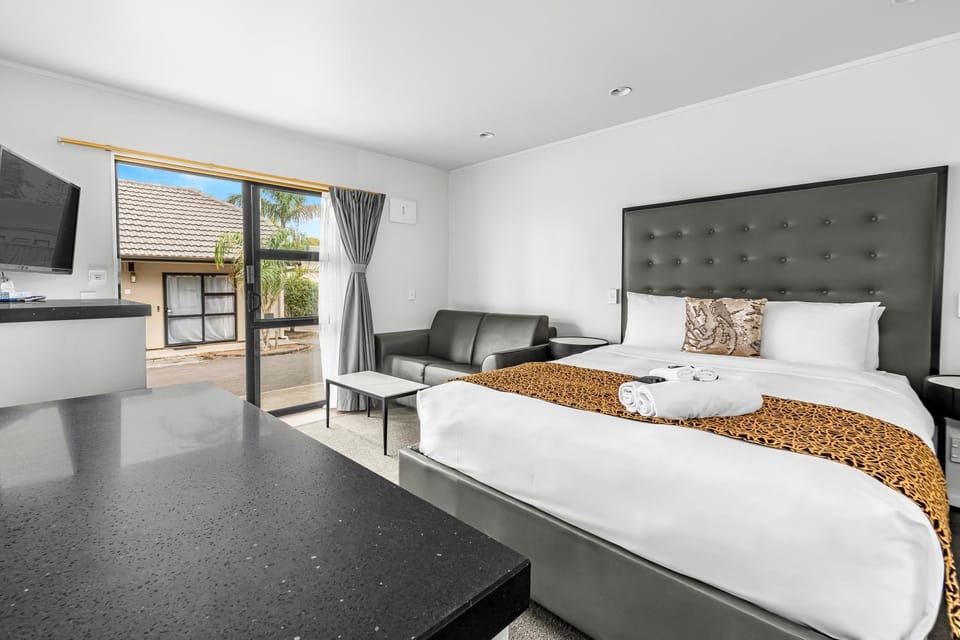 Bed, TV and multimedia, Seating area, Bedroom