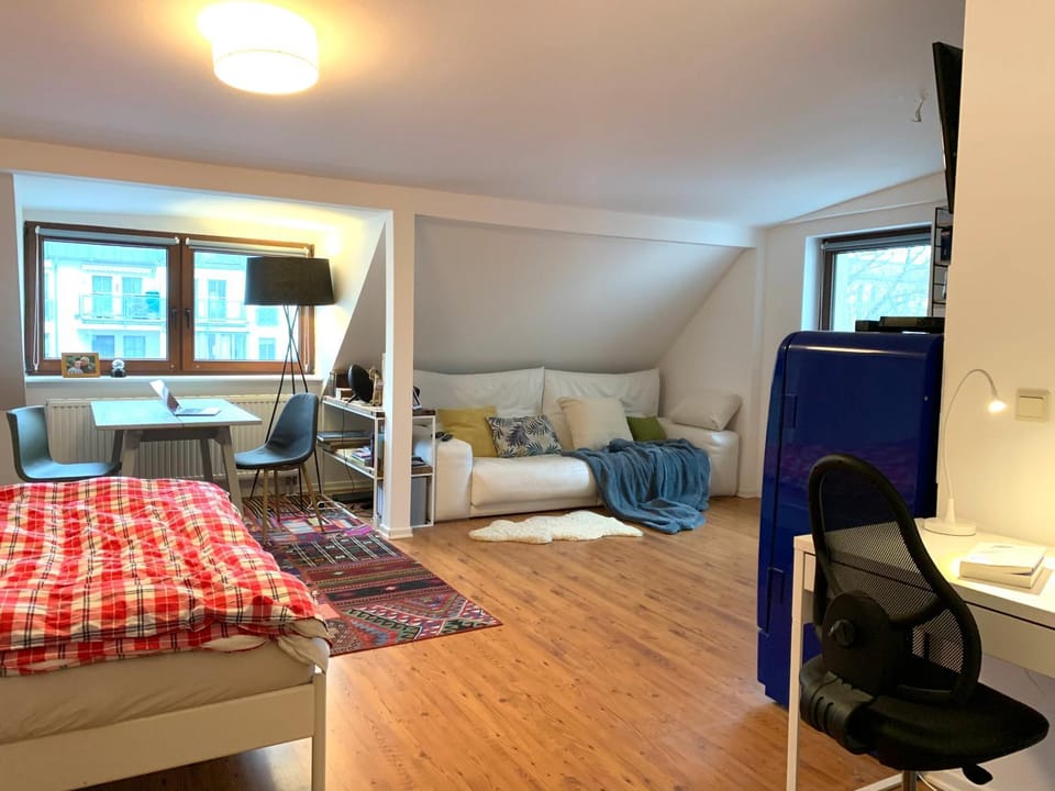 Bed, Day, Living room, Photo of the whole room, Dining area, Bedroom, Autumn, On site