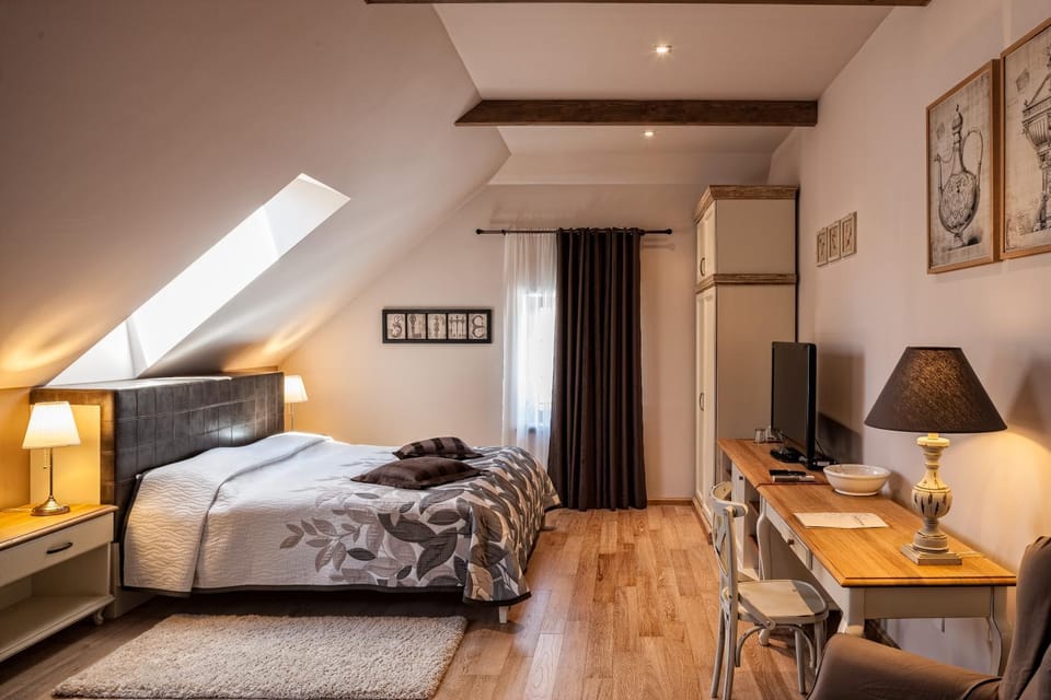 Bed, Seating area, Bedroom