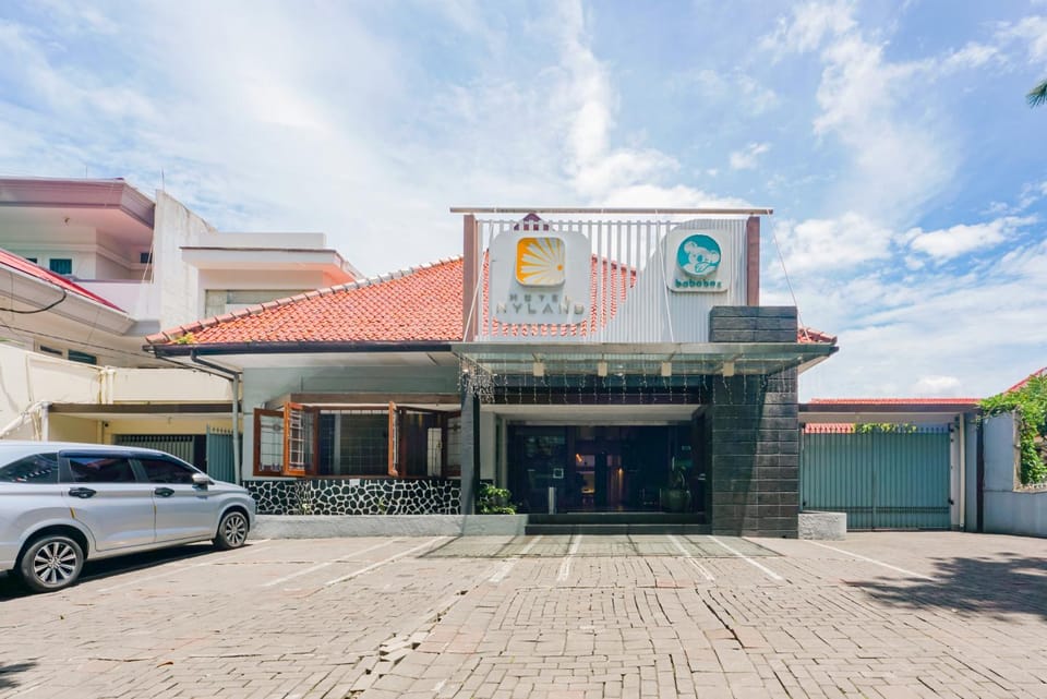 Facade/entrance