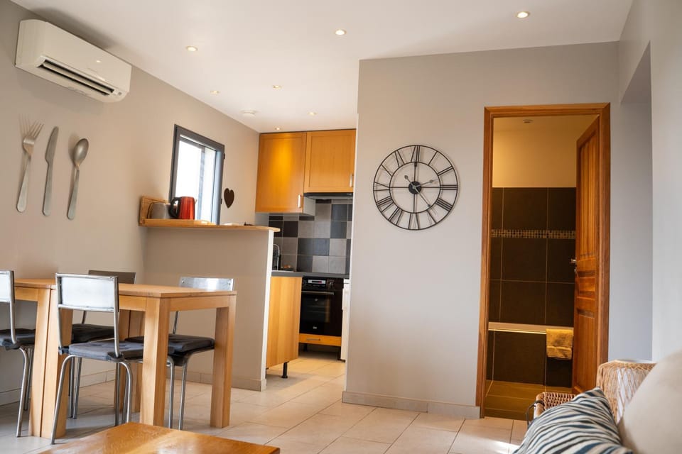 TV and multimedia, Living room, Garden view, air conditioner