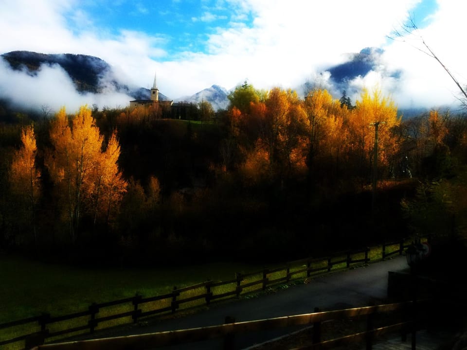 Day, Balcony/Terrace, Autumn, Mountain view, Street view