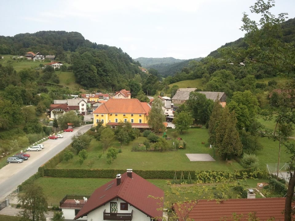 Property building, Restaurant/places to eat