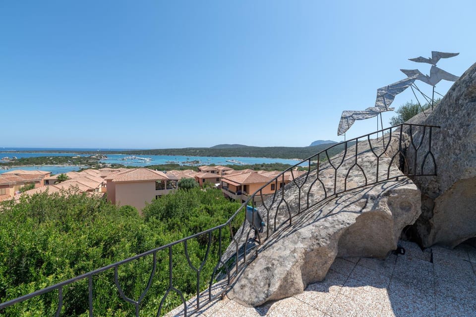 View (from property/room), Landmark view, Sea view