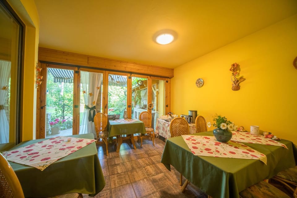 Living room, Dining area, Breakfast