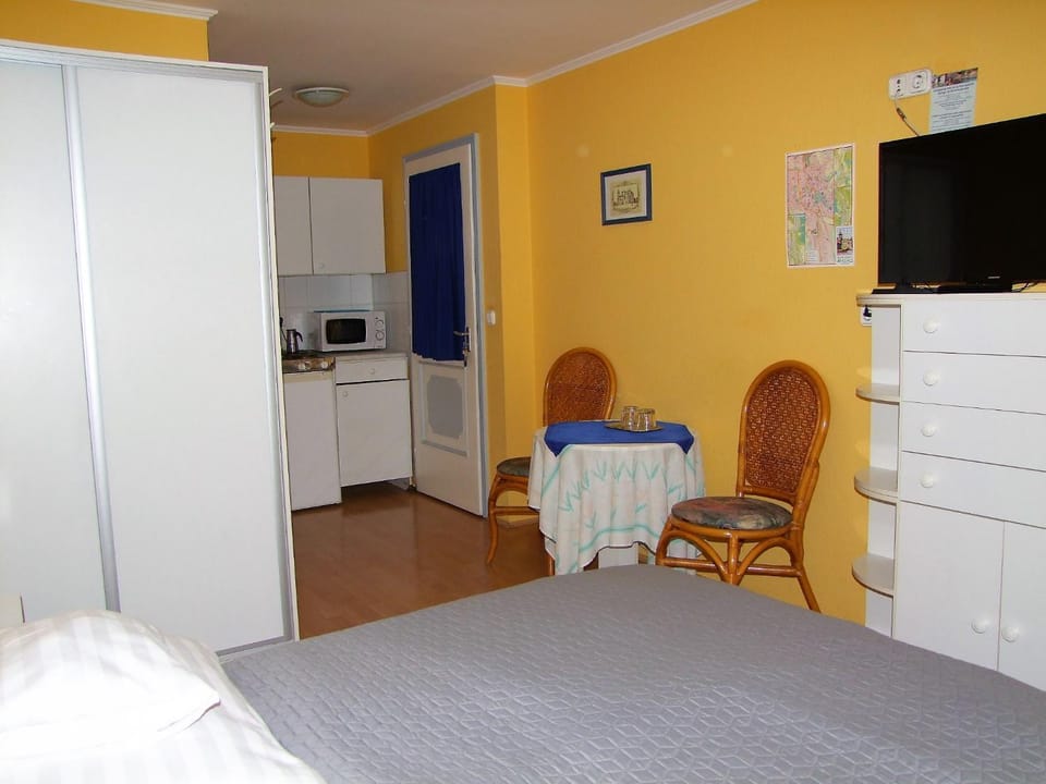 Bed, Kitchen or kitchenette, Photo of the whole room