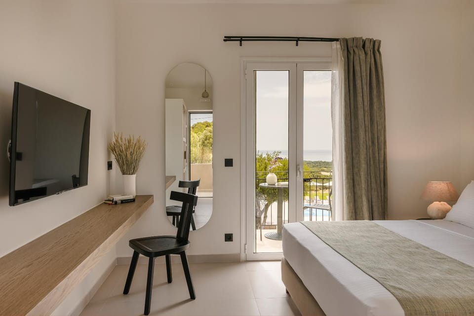 Bed, TV and multimedia, View (from property/room), Balcony/Terrace, Photo of the whole room, Bedroom