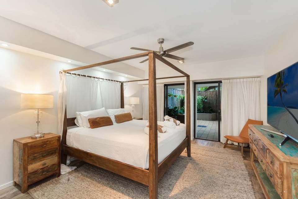 Patio, Bed, TV and multimedia, Bedroom, fireplace, towels, air conditioner