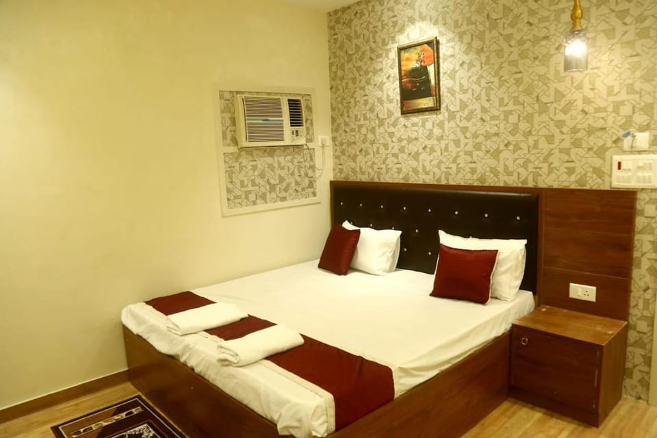 Property building, Bed, Photo of the whole room, Bedroom, towels