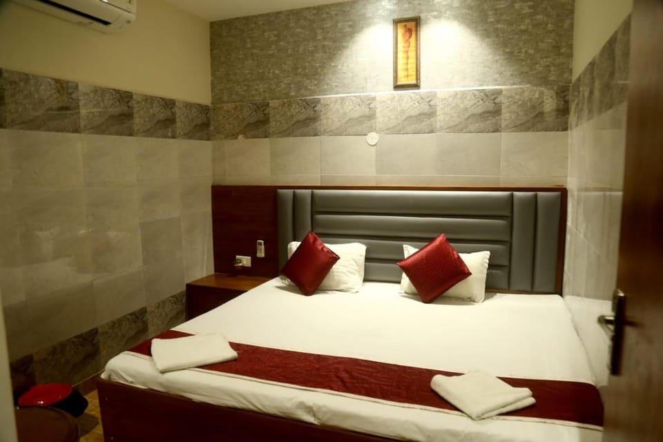 Bed, Photo of the whole room, Bedroom, air conditioner