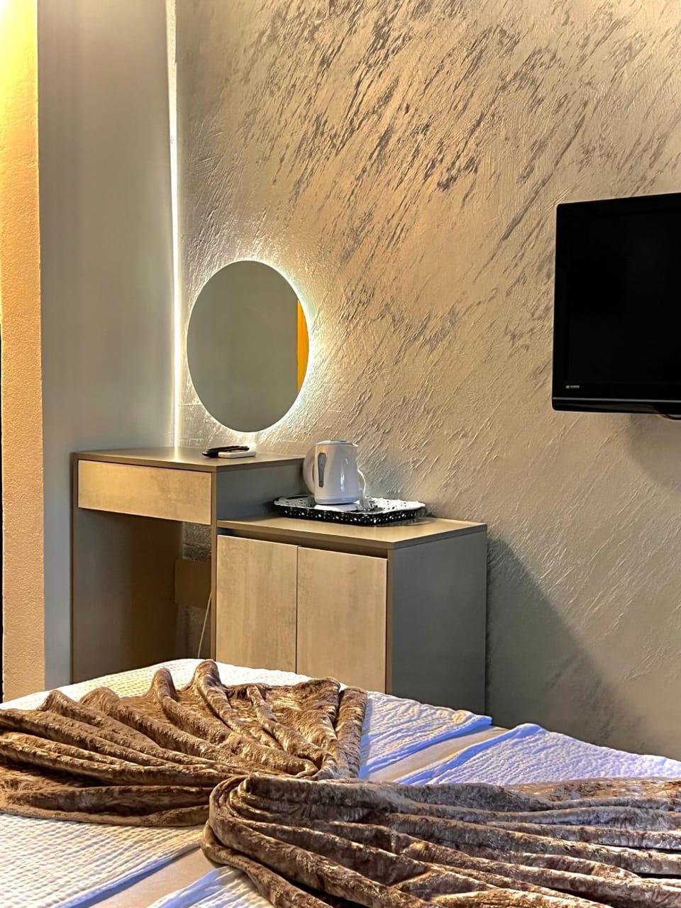 Bed, TV and multimedia, Bedroom