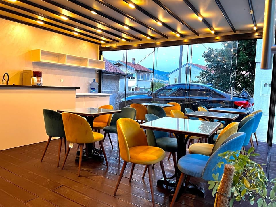 Seating area, Dining area