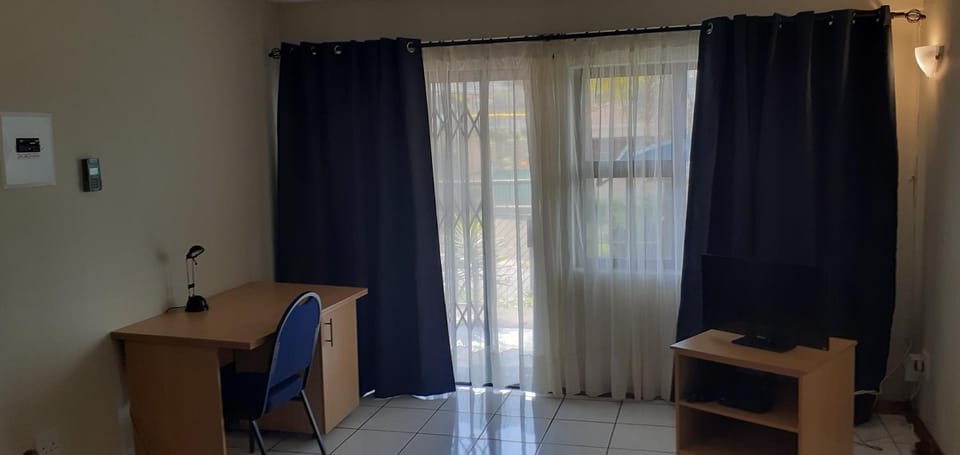 Liz' Cottage Apartment in Africa