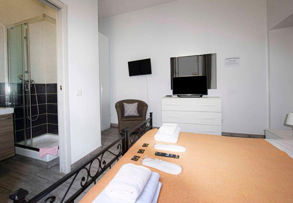 Bed, Bathroom, TV and multimedia, Bedroom, towels