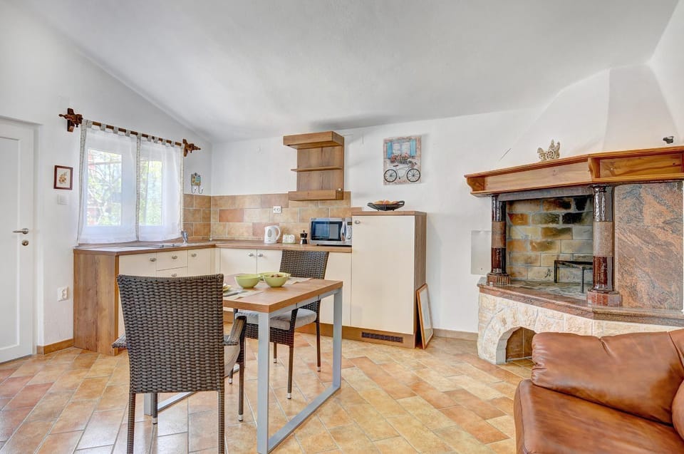 Kitchen or kitchenette, Seating area, Dining area