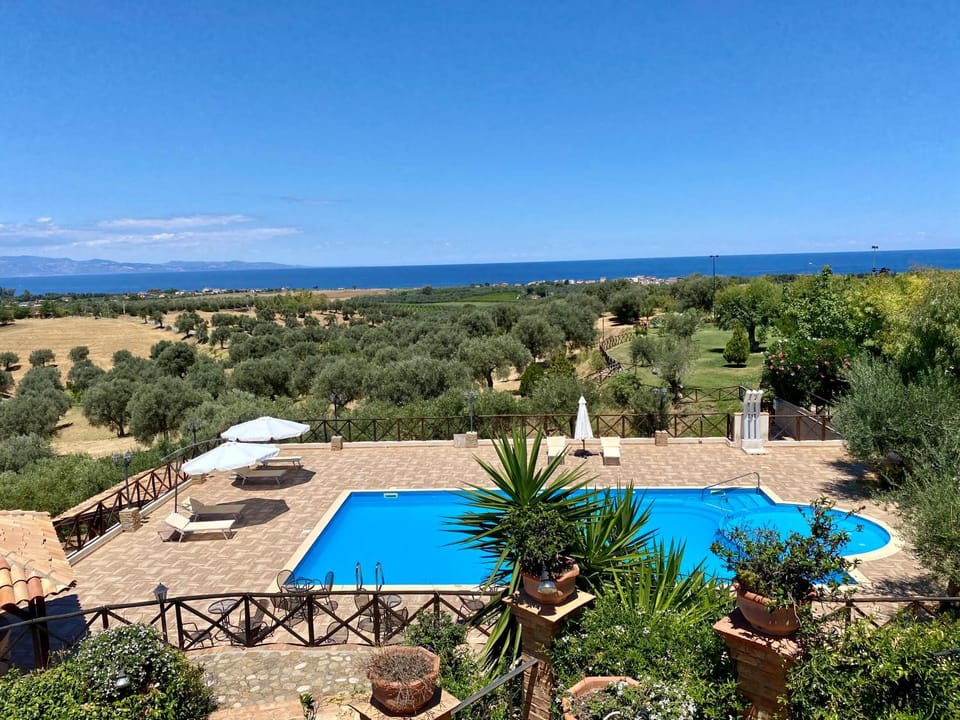 Le Colline del Gelso-Masseria Mazzei Country House in Calabria