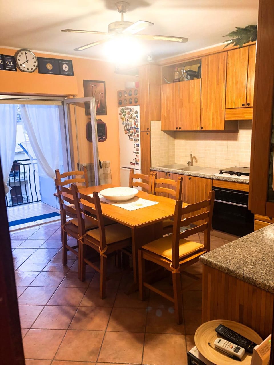 Kitchen or kitchenette, Dining area