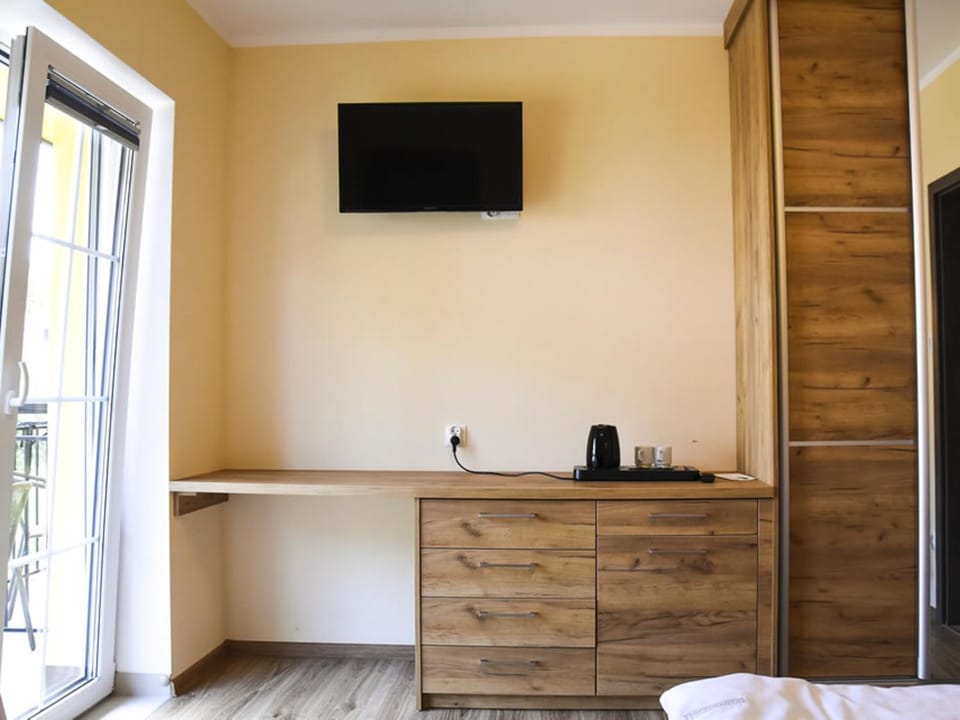 TV and multimedia, Coffee/tea facilities, View (from property/room), Balcony/Terrace, Drinks