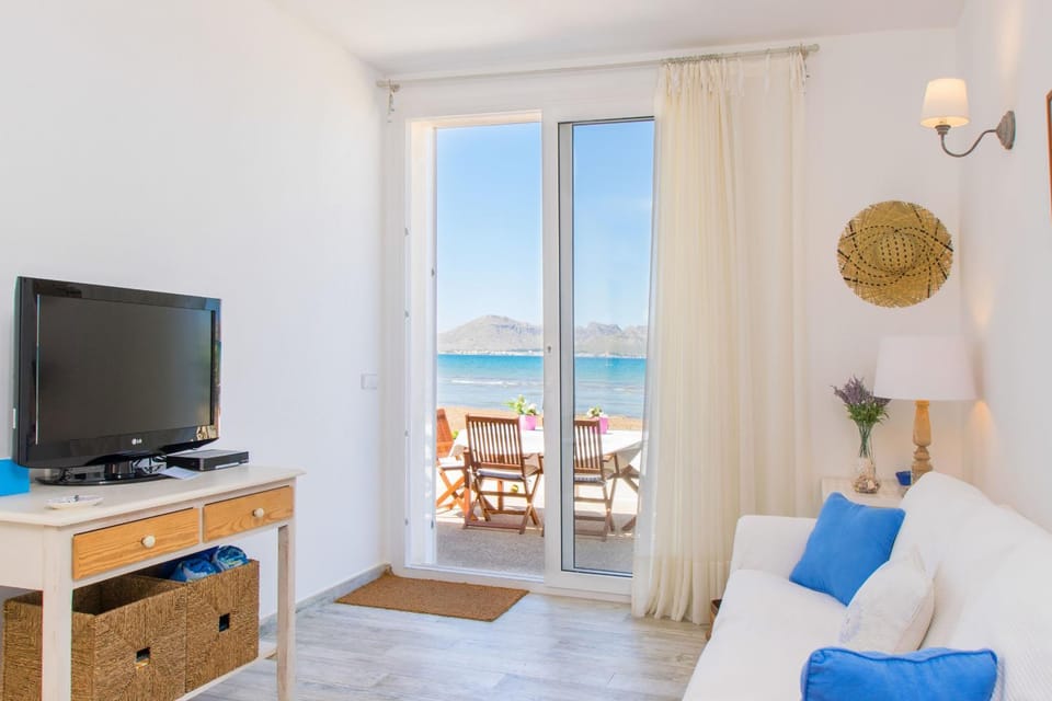 Communal lounge/ TV room, Living room, Sea view