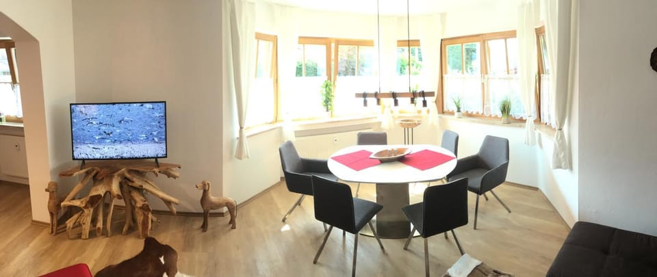 Living room, Seating area, Dining area