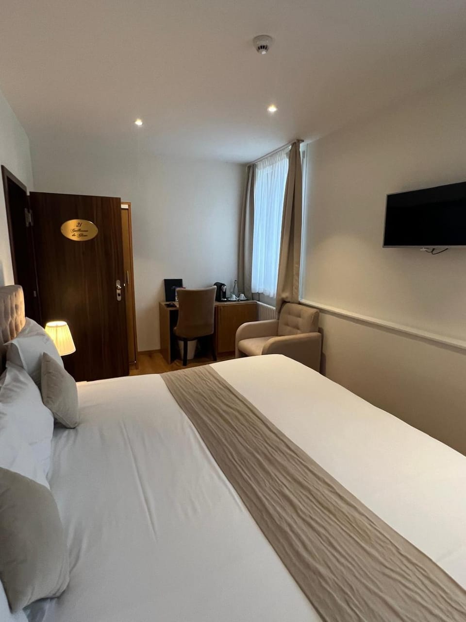 Communal lounge/ TV room, Bed, Photo of the whole room, Seating area, Bedroom, wardrobe