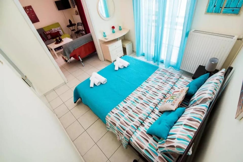 Bed, TV and multimedia, Living room, Seating area, Bedroom