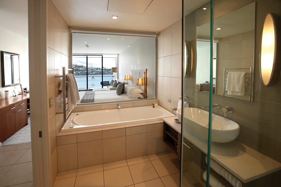 Shower, Bathroom, Bedroom, Lake view, Bath